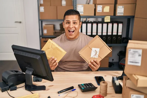 Latynos Młody Człowiek Pracuje Małym Biznesie Commerce Trzymając Paczki Uśmiechając — Zdjęcie stockowe