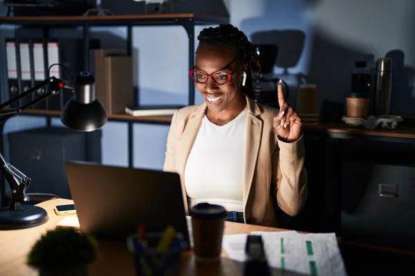 Schöne Schwarze Frau Die Nachts Büro Arbeitet Und Mit Finger — Stockfoto