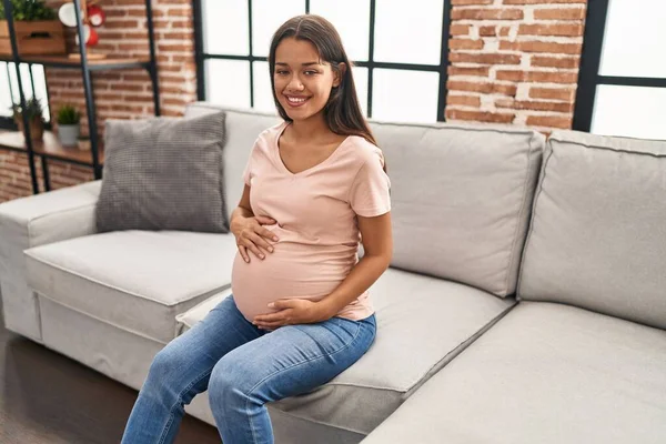 Mujer Latina Joven Embarazada Sonriendo Confiada Sentada Sofá Casa — Foto de Stock