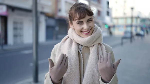Young Caucasian Woman Smiling Confident Asking Come Street —  Fotos de Stock