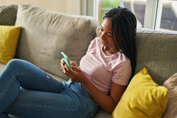 Africano Americano Mulher Usando Smartphone Sentado Sofá Casa — Fotografia de Stock