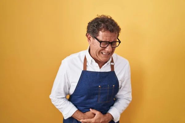 Hombre Hispano Mediana Edad Que Usa Delantal Cocinero Profesional Con —  Fotos de Stock