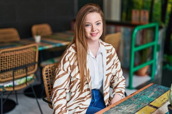 Joven Mujer Caucásica Sonriendo Confiado Sentado Mesa Restaurante —  Fotos de Stock