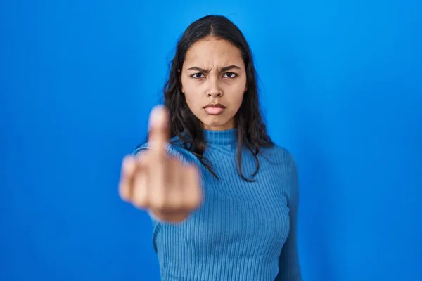 Young Brazilian Woman Standing Blue Isolated Background Showing Middle Finger — Stock fotografie