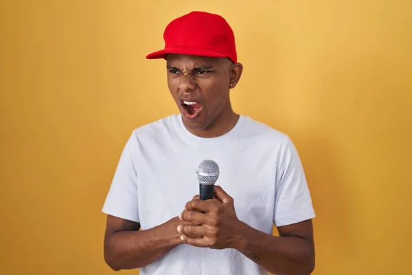 Jeune Homme Hispanique Chantant Chanson Utilisant Microphone Colère Fou Hurlant — Photo