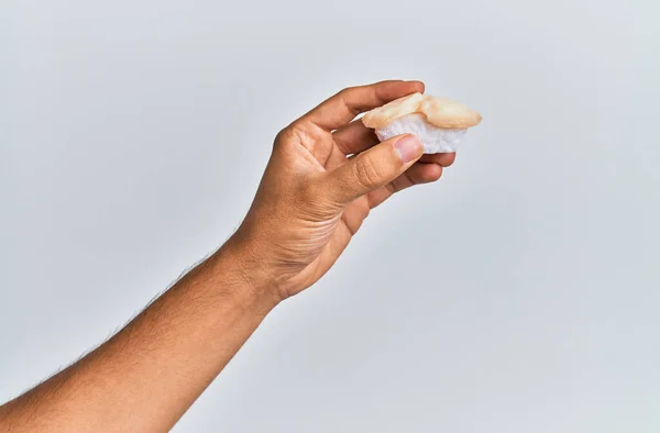 Hand Van Mens Houden Sint Jakobsschelpen Nigiri Geïsoleerde Witte Achtergrond — Stockfoto