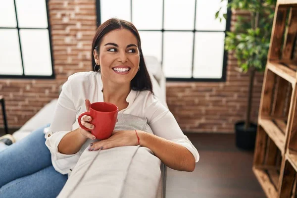 Jonge Mooie Latijns Amerikaanse Vrouw Drinken Koffie Zitten Bank Thuis — Stockfoto