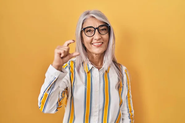 Kobieta Średnim Wieku Siwymi Włosami Stojąca Nad Żółtym Tłem Okularach — Zdjęcie stockowe