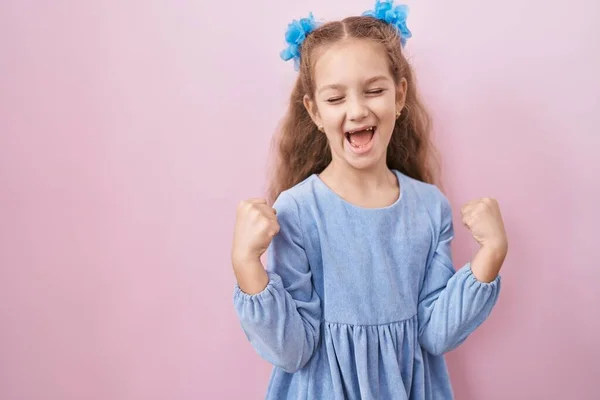 Jong Klein Meisje Staan Roze Achtergrond Erg Blij Enthousiast Doen — Stockfoto