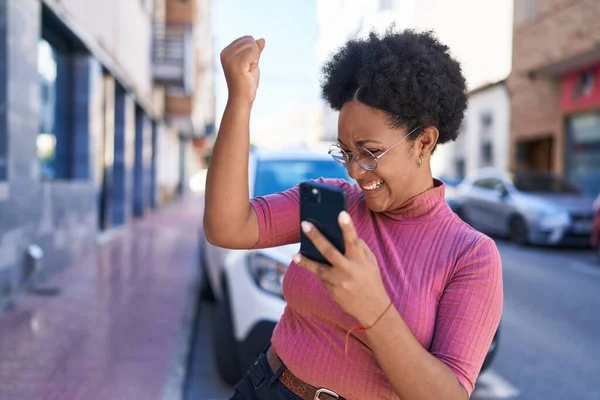 Африканська Американка Користується Смартфоном Виразом Переможця Вулиці — стокове фото
