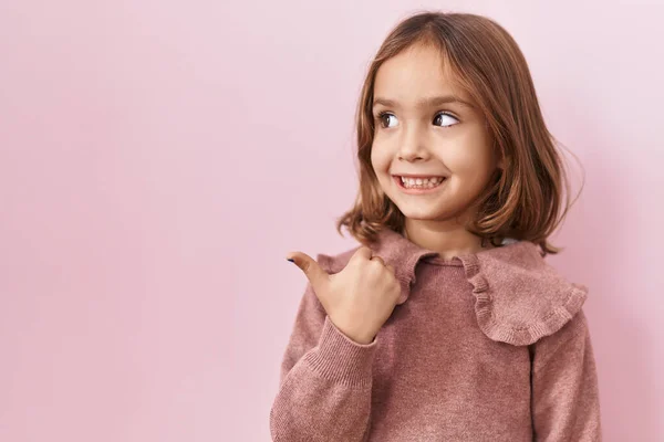Klein Latino Meisje Staan Roze Achtergrond Glimlachen Met Gelukkig Gezicht — Stockfoto