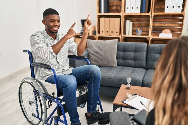 Afrikalı Amerikalı Adam Tekerlekli Sandalyede Oturmuş Gülümsüyor Kameraya Bakıyor Eliyle — Stok fotoğraf
