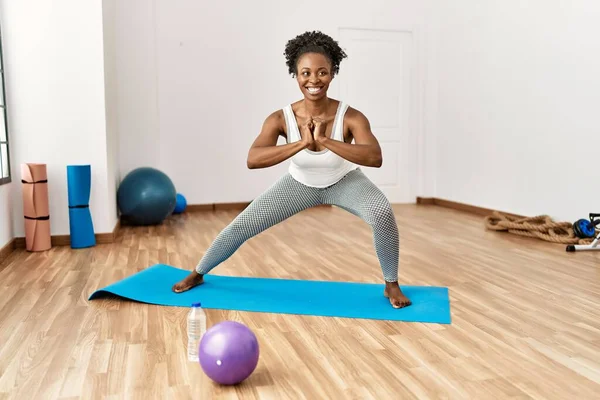 Spor Merkezinde Yoga Eğitimi Alırken Gülümseyen Afrikalı Amerikalı Kadın — Stok fotoğraf