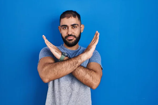 Naher Osten Mann Mit Bart Steht Über Blauem Hintergrund Ablehnung — Stockfoto