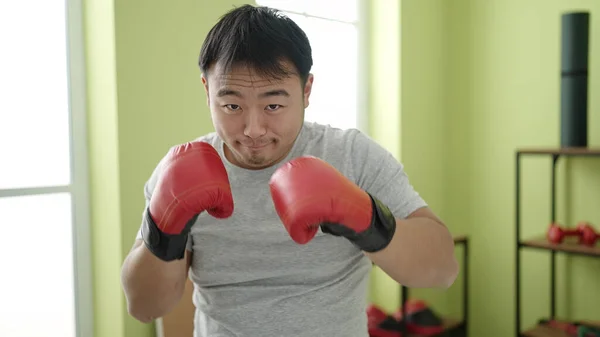 Jovem Chinês Homem Boxe Centro Desportivo — Fotografia de Stock