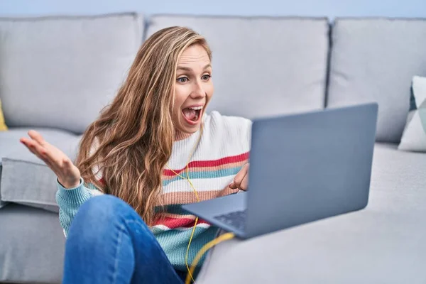 Jovem Loira Usando Laptop Casa Celebrando Realização Com Sorriso Feliz — Fotografia de Stock
