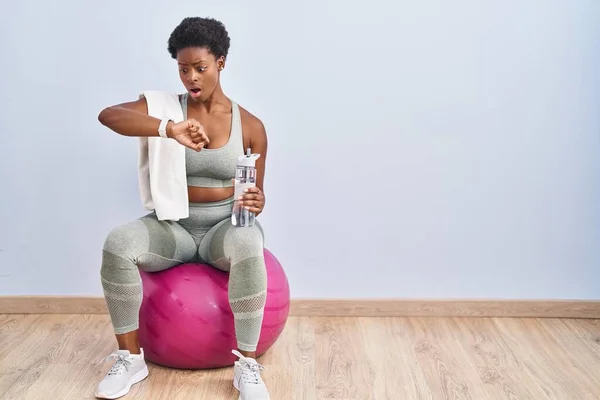 Afrikansk Amerikansk Kvinna Sportkläder Sitter Pilates Boll Tittar Klockan Tid — Stockfoto