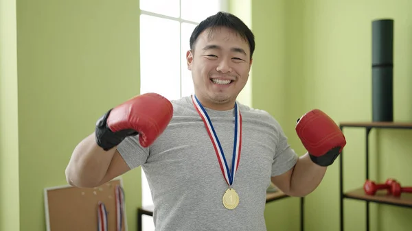 Young Chinese Man Doing Strong Gesture Wearing Medal Sport Center — Foto de Stock