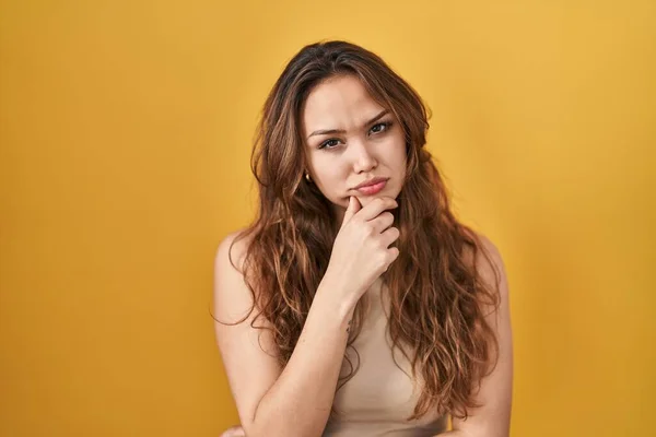 Junge Hispanische Frau Die Vor Gelbem Hintergrund Steht Und Selbstbewusst — Stockfoto