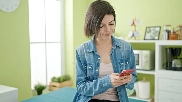 Kafkasyalı Genç Bir Kadın Evde Akıllı Telefon Kullanıyor — Stok fotoğraf