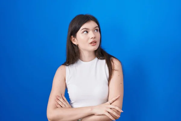 Jonge Kaukasische Vrouw Staan Blauwe Achtergrond Kijken Naar Kant Met — Stockfoto