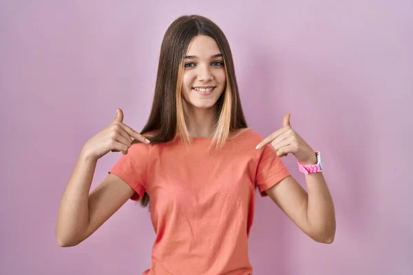 Teenager Girl Standing Pink Background Looking Confident Smile Face Pointing — Stock Photo, Image