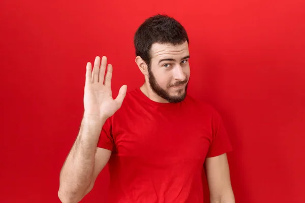 Joven Hombre Hispano Con Camiseta Roja Casual Renunciando Decir Hola — Foto de Stock