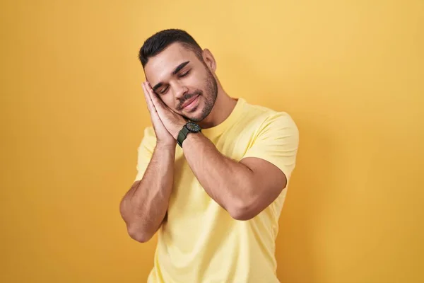 Young Hispanic Man Standing Yellow Background Sleeping Tired Dreaming Posing — Stockfoto