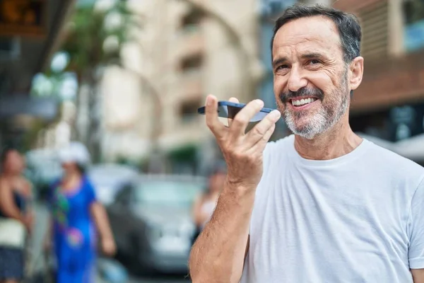 Middelbare Leeftijd Man Glimlachend Zelfverzekerd Praten Smartphone Straat — Stockfoto