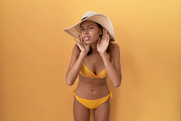 Young Hispanic Woman Wearing Bikini Summer Hat Trying Hear Both — Stock Photo, Image