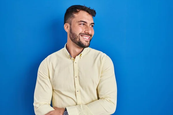 Mavi Arka Planda Duran Yakışıklı Spanyol Adam Yüzünde Gülümseme Doğal — Stok fotoğraf