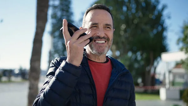 Hombre Mediana Edad Enviando Mensaje Voz Con Teléfono Inteligente Parque —  Fotos de Stock