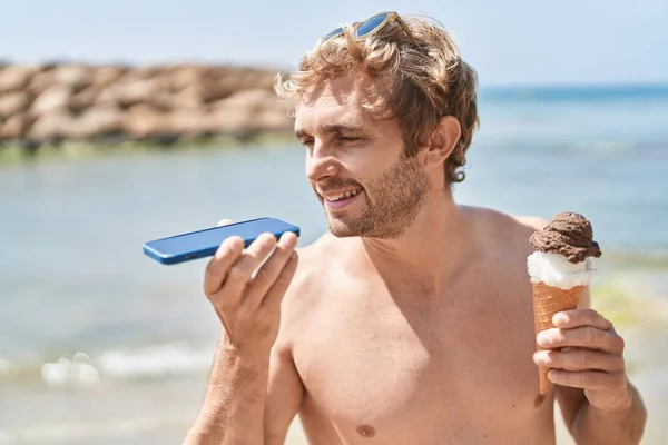 利用智能手机在海滨吃冰激淋的年轻游客 — 图库照片