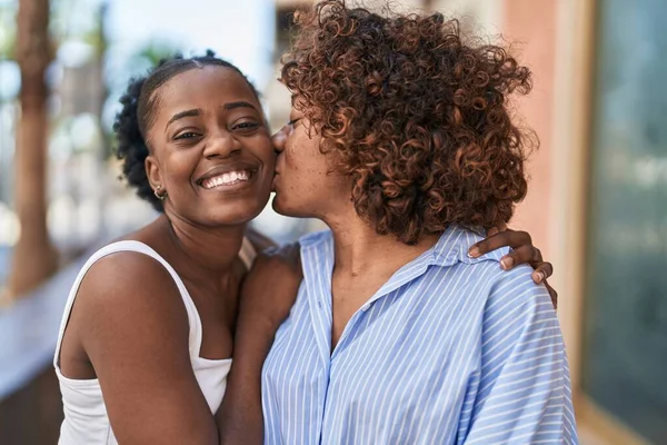 African American Women Mother Daughter Hugging Each Other Kissing Street — Zdjęcie stockowe