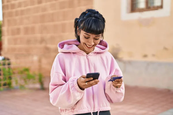 Νεαρή Γυναίκα Που Χρησιμοποιεί Smartphone Και Πιστωτική Κάρτα Στο Δρόμο — Φωτογραφία Αρχείου