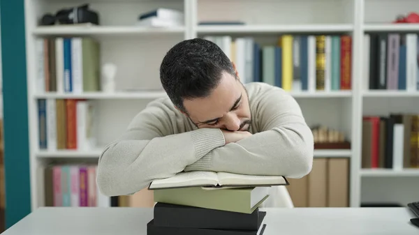 Giovane Studente Ispanico Dormire Con Testa Sui Libri Presso Università — Foto Stock