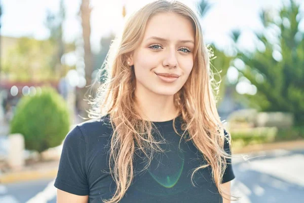 Ung Blond Kvinna Ler Säker Stående Parken — Stockfoto