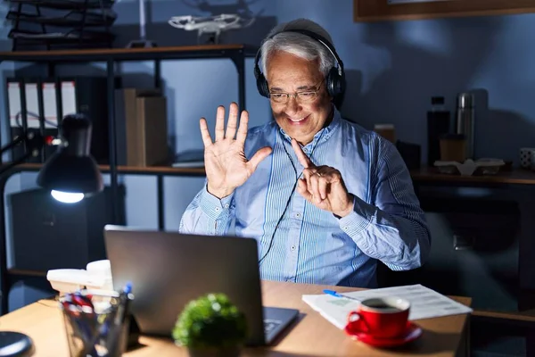 Hispanische Senior Mann Trägt Call Center Agenten Headset Der Nacht — Stockfoto