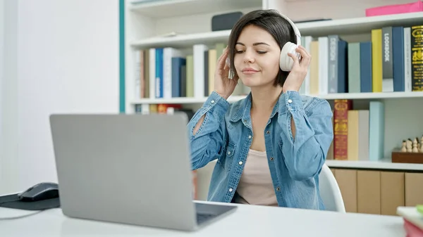 Ung Kaukasisk Kvinna Student Med Hjälp Dator Lyssnar Musik Universitetet — Stockfoto