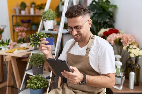 Young Hispanic Man Florist Using Touchpad Holding Credit Card Flower — Stockfoto