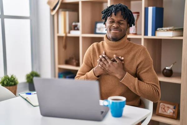 Mladý Afričan Dredy Pracuje Počítačovým Laptopem Usmívá Rukama Hrudi Zavřenýma — Stock fotografie