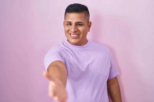 Young Hispanic Man Standing Pink Background Smiling Cheerful Offering Palm — Foto de Stock