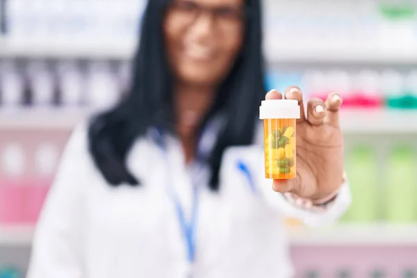 Medelåldern Latinamerikansk Kvinna Farmaceut Ler Säker Hålla Piller Flaska Apoteket — Stockfoto