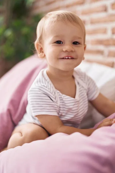 Sevimli Çocuk Yatakta Kendinden Emin Bir Şekilde Gülümsüyor — Stok fotoğraf