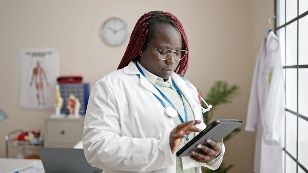 Afrikansk Kvinna Med Flätat Hår Läkare Använder Pekplatta Kliniken — Stockfoto