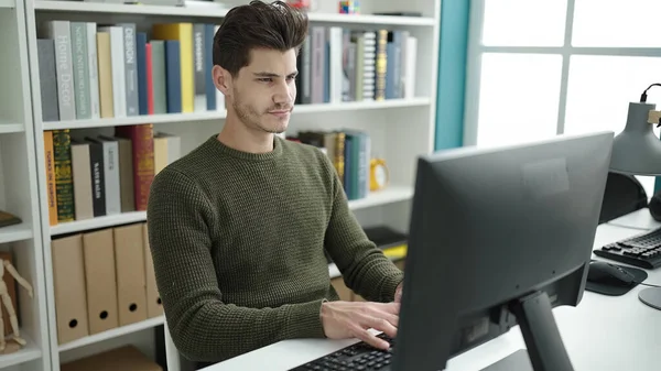 Young Hispanic Man Student Using Computer Studying Library University — Φωτογραφία Αρχείου