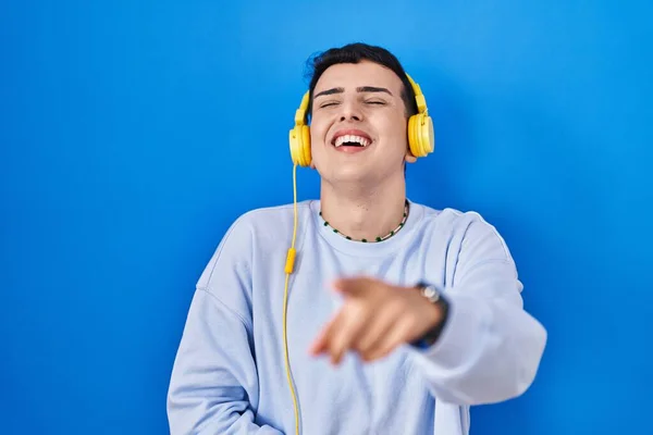 Persona Binaria Escuchando Música Usando Auriculares Riéndose Señalando Con Dedo — Foto de Stock