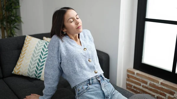 Junge Schöne Hispanische Frau Sitzt Auf Dem Sofa Und Atmet — Stockfoto
