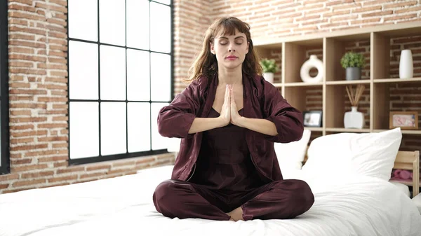Joven Mujer Caucásica Haciendo Postura Yoga Sentada Cama Dormitorio — Foto de Stock