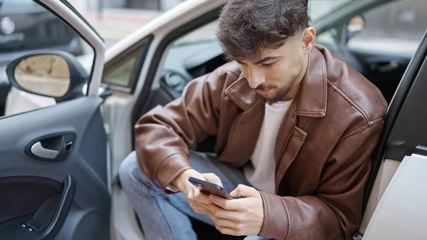 Giovane Arabo Utilizzando Smartphone Seduto Sulla Macchina Strada — Foto Stock